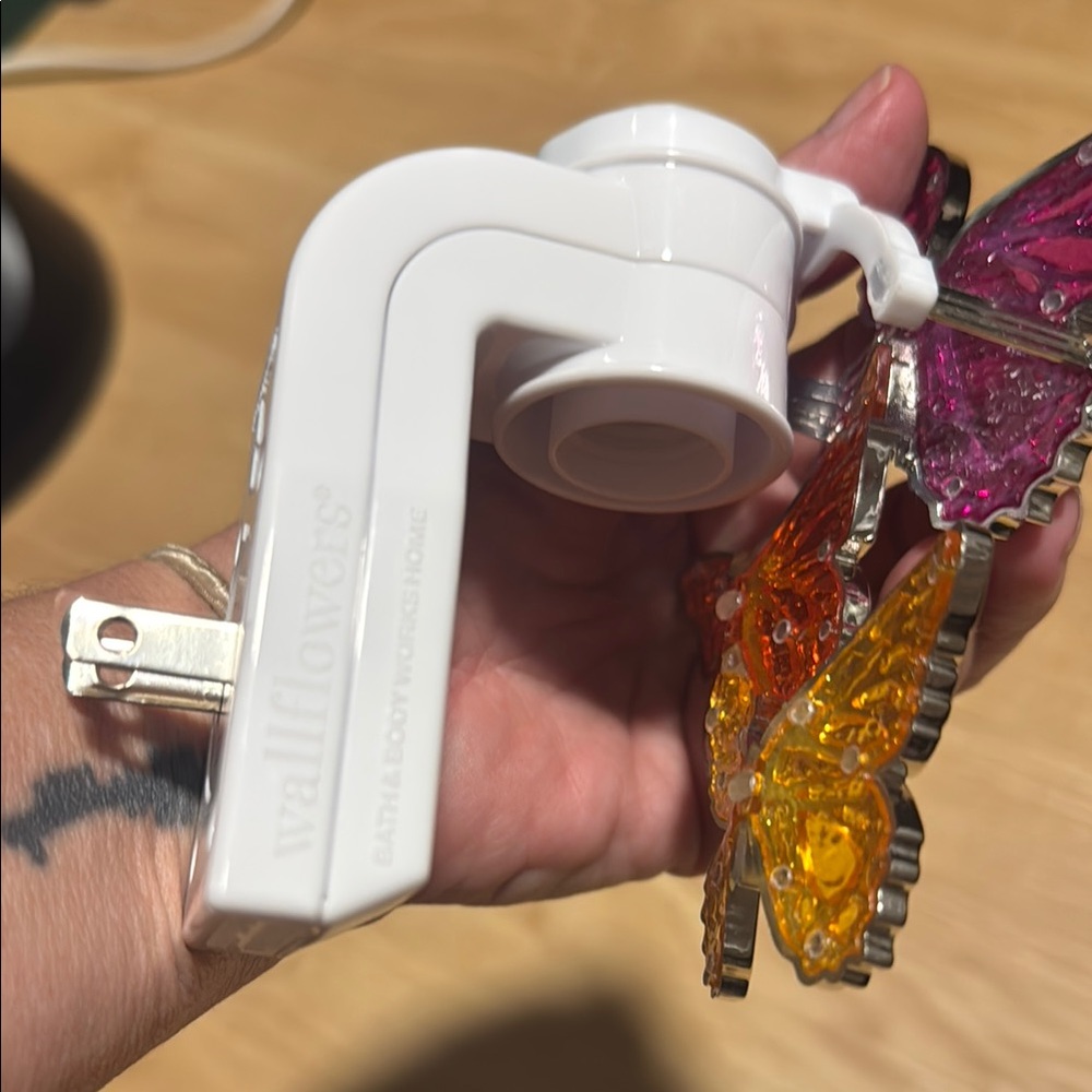 Bath & Body Works Beautiful Trio of Butterflies Wallflower Plugin - Picture 4 of 6